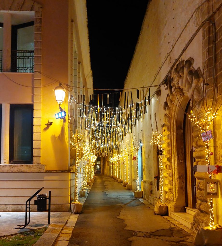 Gasse im Salento an Weihnachten