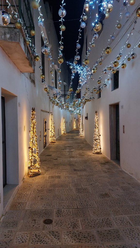 Gasse in Ugento zu Weihnachten